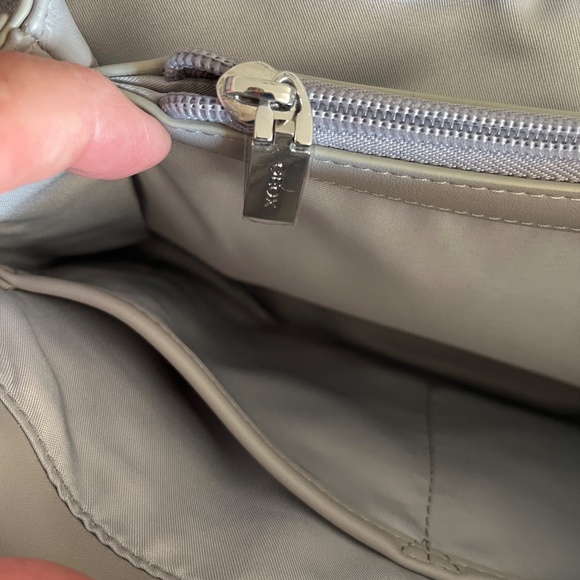 Leather bag with handle and crossbody strap - Picture 9 of 17